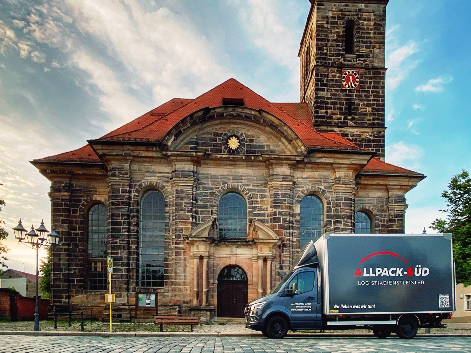 Allpack Süd 3,5 to vor Kirche